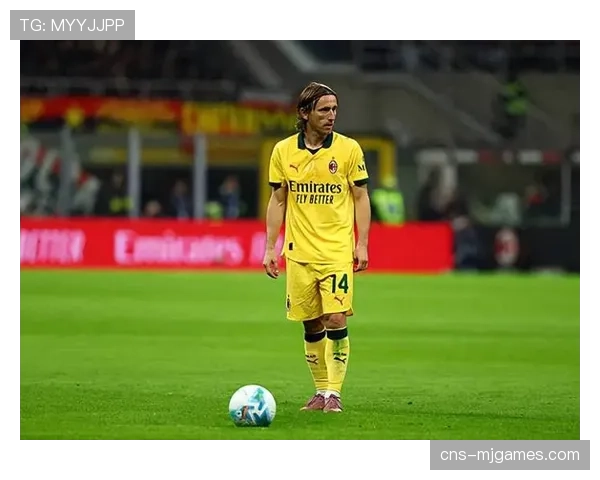 特写镜头:39岁的莫德里奇在欧冠赛后独自加练任意球 特写镜头:39岁的莫德里奇在欧冠赛后独自加练任意球